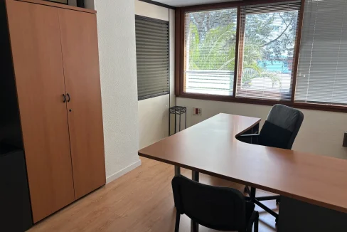 Despacho exterior muy amplio, capacidad para 1-2 personas.