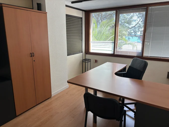 Despacho exterior muy amplio, capacidad para 1-2 personas.